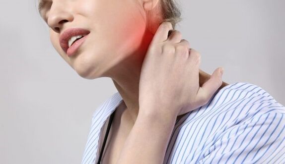 Dengan osteochondrosis tulang belakang serviks, sakit berlaku di kawasan leher dan bahu
