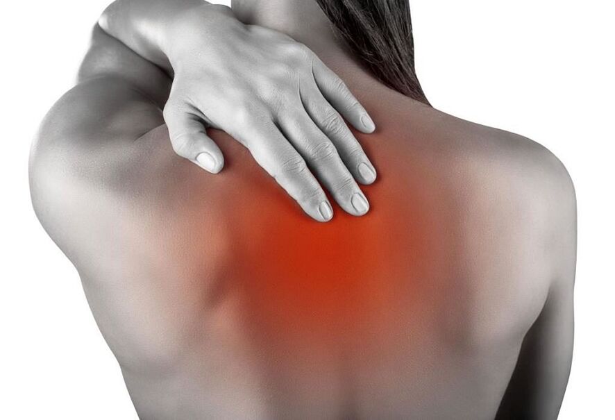 Kesakitan di antara bilah bahu dengan osteochondrosis thoracic